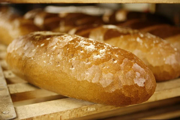 Pan en estante de madera — Foto de Stock