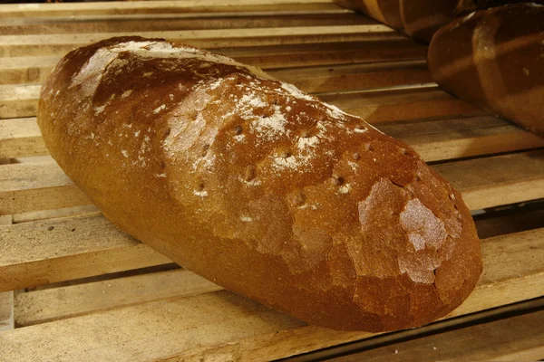 Brot im Holzregal — Stockfoto