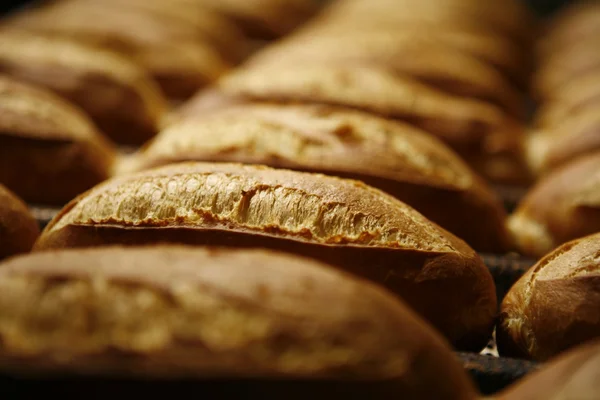 Pão na prateleira de madeira — Fotografia de Stock