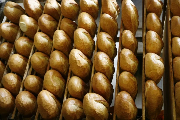 선반에 몇 가지 흰 빵 — 스톡 사진