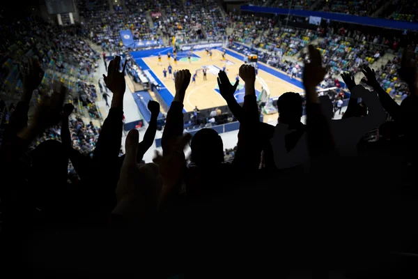 Grup bir profesyonel basketbol maçında seyircilerin tezahürat