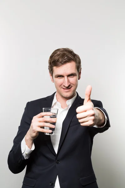 Plan studio d'un homme d'affaires avec un glas d'eau pétillante — Photo