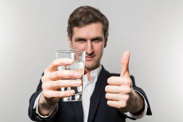 Студийный кадр счастливого бизнесмена с питьевой водой — стоковое фото