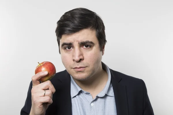 Студийный кадр счастливого человека, поедающего яблоко — стоковое фото