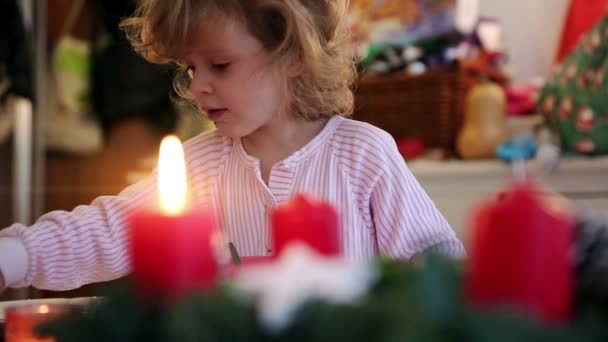 Kerze mit Kind im Hintergrund am ersten Advent