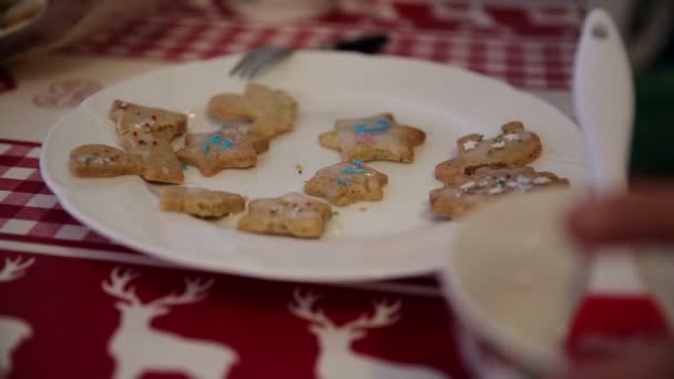 Las galletas en un plato en el advenimiento primero — Vídeo de stock