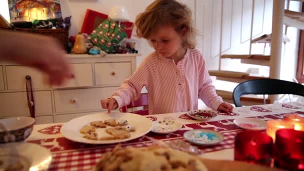 Voor het verfraaien van cookies met haar moeder op komst is het eerste meisje — Stockvideo