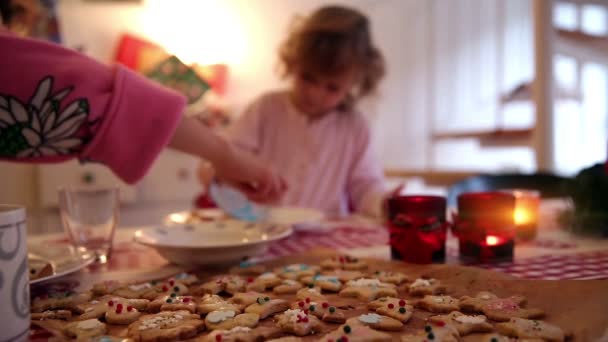 Девушка делает печенье при первом появлении — стоковое видео