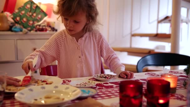 Meisje helpt haar moeder om cookies op komst eerst — Stockvideo