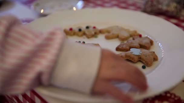 Pige pilfers en cookie på advent først – Stock-video