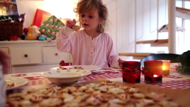 Meisje met cookies thuis op komst eerste — Stockvideo