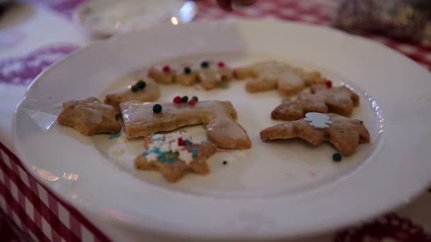 Biscuits de décoration à la main sur l'avènement premier — Video