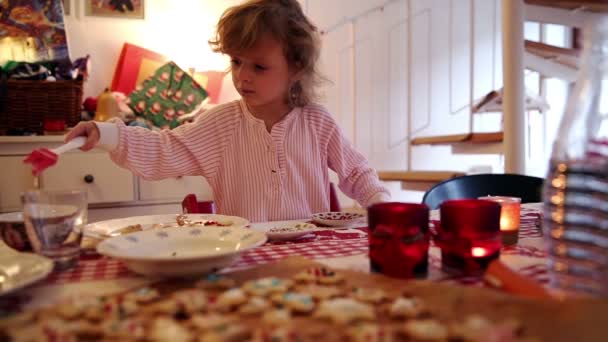 Girl decorates cookies on advent first — Stock Video