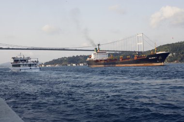  küçük yolcu gemisi geçen tanker 