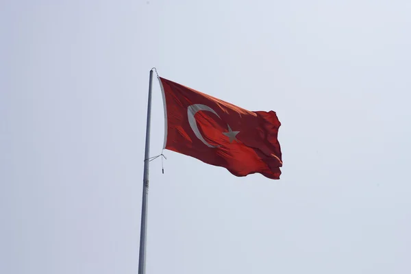 Turkse vlag op een paal verplaatsen — Stockfoto