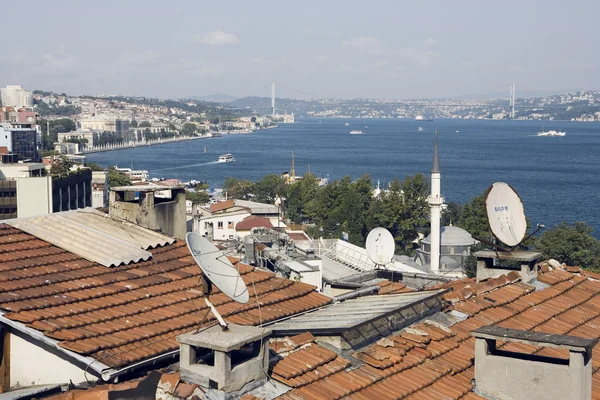 Tégla háztetők és a Boszporuszra — Stock Fotó
