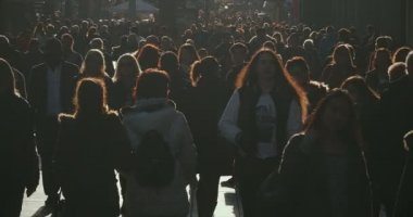 Sokakta yürüyen insan kalabalığı arkadan aydınlatmalı