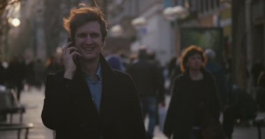 Sarışın adam telefonda konuştuktan sonra başını sallayarak