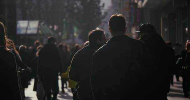 通りを歩く人の群衆のバックライト — ストック動画