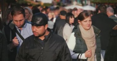 Yaya alışveriş merkezinde Stuttgart güneşli günde meşgul