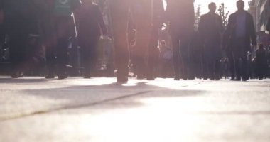 Sıcak güneş ışığı ile meşgul Stuttgart yaya alışveriş merkezi