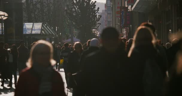 暖かい日差しと忙しいシュトゥットガルト歩行者モール — ストック動画