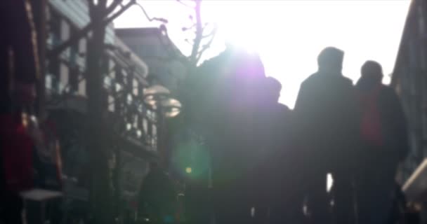 暖かい日差しとぼやけて表示シュトゥットガルト歩行者のモールを忙しい — ストック動画