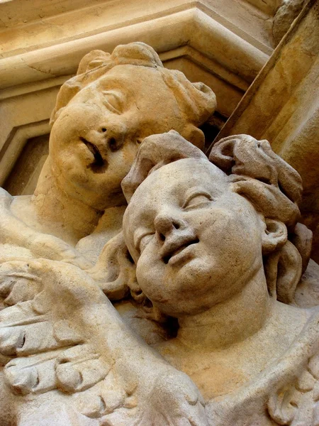 Barokní Cupid, kamenité detail církve v křešovské, Dolní Slezsko, Polsko — Stock fotografie