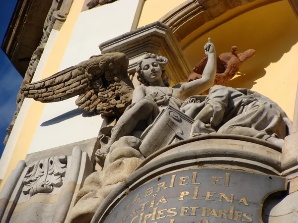 Barokní anděl, kamenité detail církve v křešovské, Dolní Slezsko, Polsko — Stock fotografie