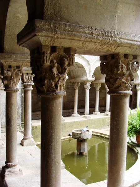 Girona, Katalonya, İspanya içinde manastır bahçesinde