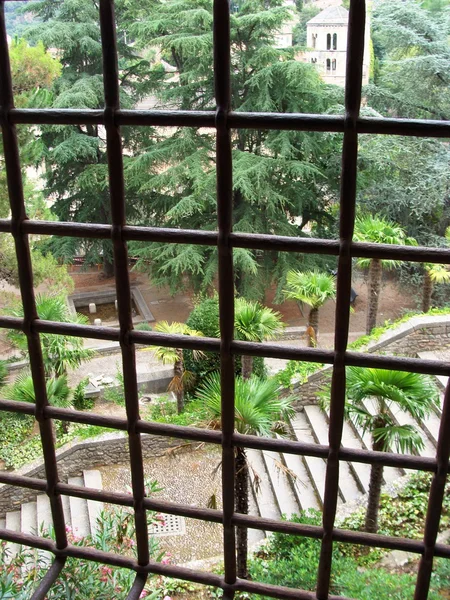 Girona, Katalonya, İspanya içinde manastır penceresinden görüntülemek