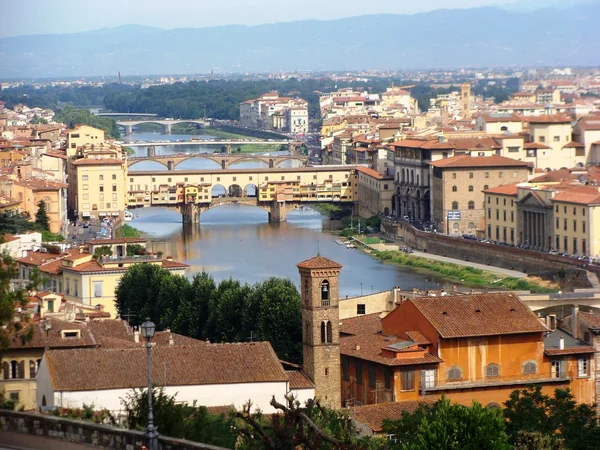Floransa'da arno Nehri üzerinde köprüler