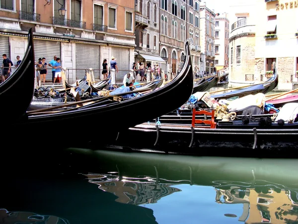 Γόνδολες σε ένα κανάλι, Βενετία, Ιταλία — Φωτογραφία Αρχείου