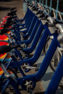 İskoçya 'da Bisikletler Bisiklet Paylaşım Projesinin Bir Parçası Olarak Park Edildi