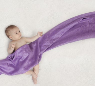 Beyaz battaniye bebek