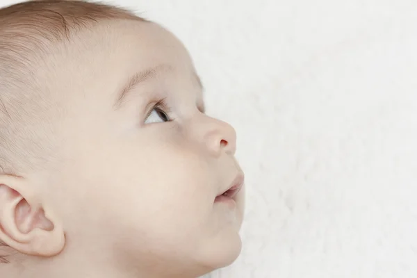 Baby på en vit bakgrund — Stockfoto