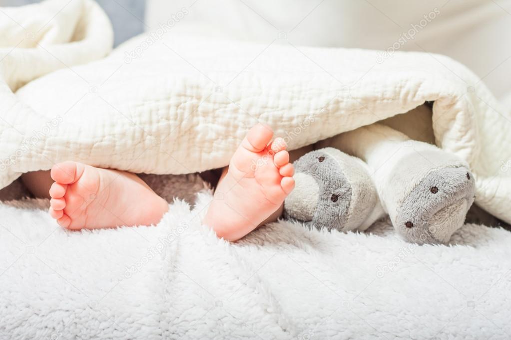 Ноги Под Одеялом Стоковое Фото ©m.Iskandarov 76558653