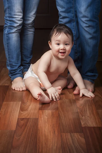 Niño a los pies de los padres — Foto de Stock