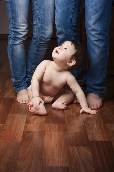 Bambino ai piedi dei genitori — Foto Stock