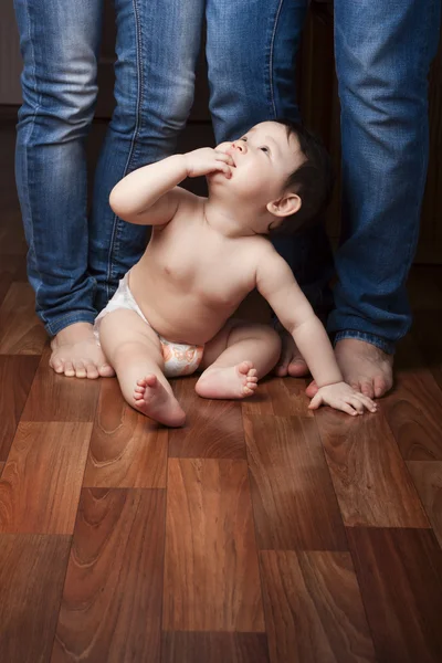 Bambino ai piedi dei genitori — Foto Stock