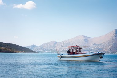 Denizdeki yat.