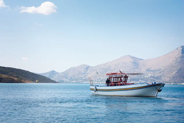 Denizdeki yat.