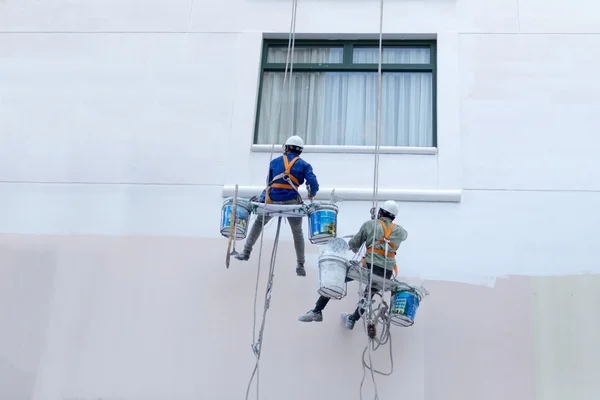 Two worker are painting the color in high buildings - Rise occup — Stock Photo, Image