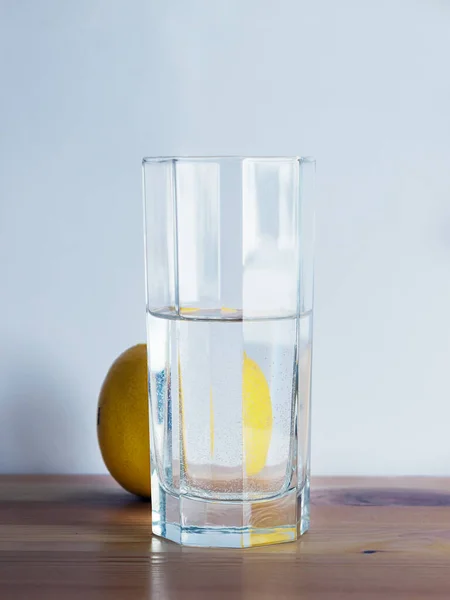 Glas Wasser Und Ganze Zitrone Stehen Auf Dem Holztisch Weißer — Stockfoto