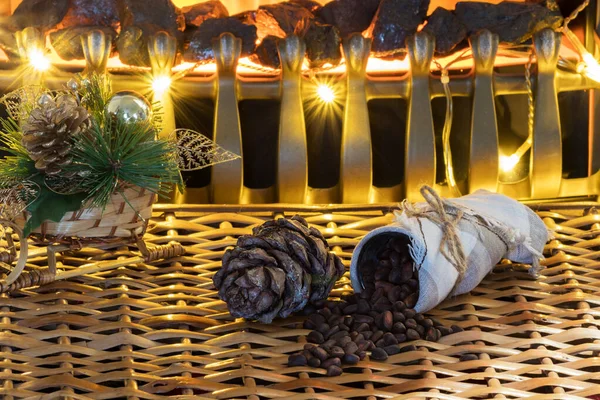 Bonen Pijnboompitten Het Gevlochten Oppervlak Kerstboom Lichtjes Valse Open Haard — Stockfoto