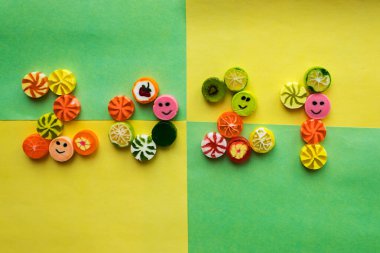 Şeker, 2021 'in yeşil-sarı arka planına yerleştirilmiş. Turunçgiller gibi yakalı şekerler.