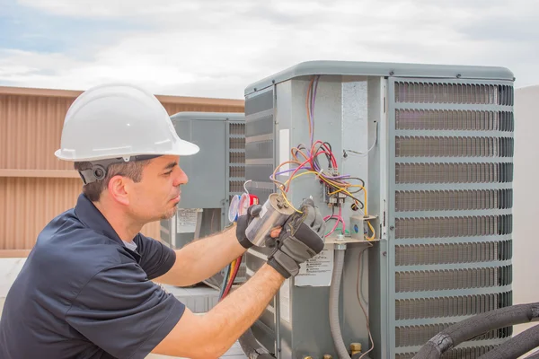 Hands on HVAC Repair — Stock Photo, Image