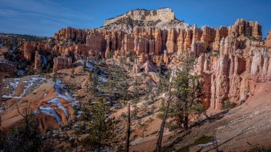 ABD 'nin Utah eyaletindeki Bryce Canyon Ulusal Parkı' ndaki Fairyland Döngü Yolu 'nun alt kısmından Boat Mesa' ya doğru bakıyoruz.