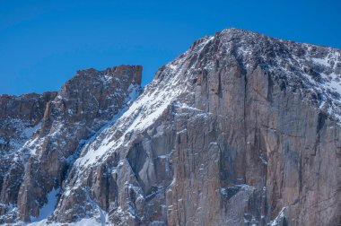 Colorado 14er Longs Peak 'in doğu elmas yüzü Rocky Mountain Ulusal Parkı, Colorado, ABD. Bahar geldi..