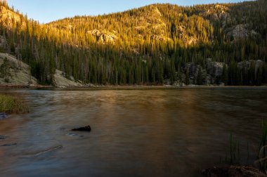 Rocky Mountain Ulusal Parkı, Colorado, ABD 'deki Yalnız Çam Gölü' nde uzun süre su akışı sağlandı.